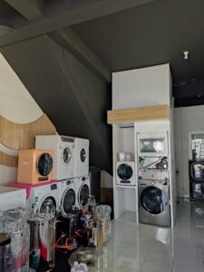 foto dalam showroom 4